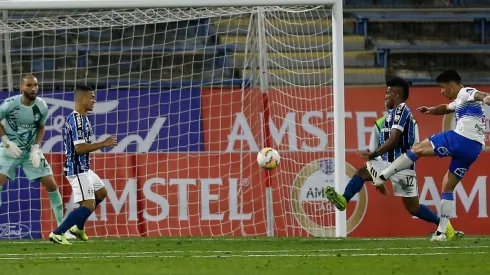 El gol de Zampedri para la UC contra Gremio en Copa Libertadores.