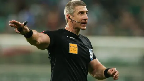 Anderson Daronco dirigiendo en el Torneo Brasileirao