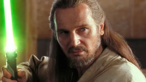 Liam Neeson jugando con los sables láser en "Star Wars: La Amenaza Fantasma".