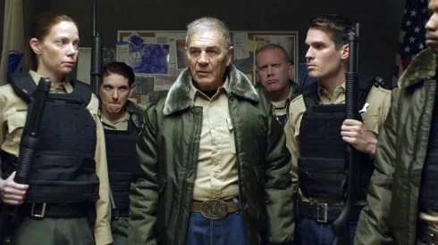 Robert Forster comandando a su equipo en medio de "The Wolf of Snow Hollow".