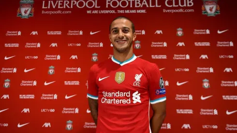 Alcántara ya posa con la camiseta del Liverpool