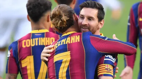 Messi se abraza con Griezmann luego del gol del francés