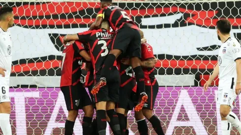 Athletico Paranaense le ganó como quiso a un triste Colo Colo.