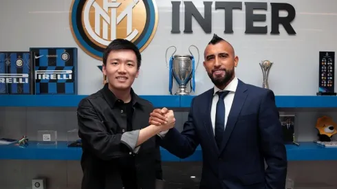 Arturo Vidal fue recibido por Steven Zhang, dueño del Inter de Milán, y firmó un contrato por tres años