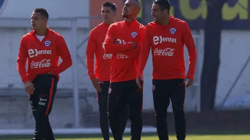 Mauricio Isla junto a Arturo Vidal y Alexis Sánchez en un entrenamiento de la Roja