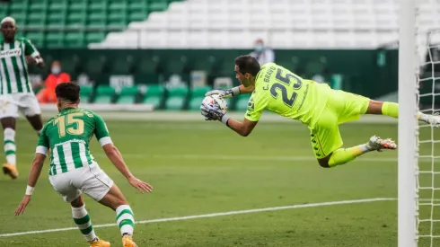 Claudio Bravo en una atrapada espectacular defendiendo el arco del Betis