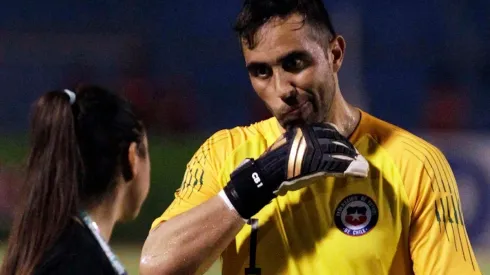 Claudio Bravo puede perderse el inicio de las eliminatorias con la selección chilena