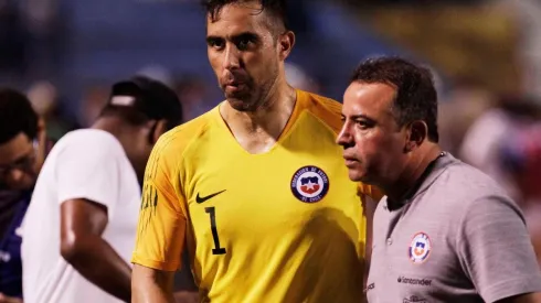 Claudio Bravo y su lesión en la rodilla complican a la Roja.