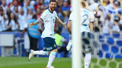 Messi se cuadró con sus compañeros de Argentina en España y prestará su avión para el viaje a Eliminatorias