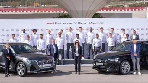 Tras una breve introducción a las posibilidades ditigales del e-tron, el plantel del Bayern probó los vehículos en pista.