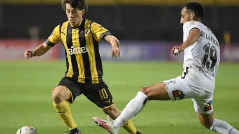 Con poco, Peñarol se floreó ante un Colo Colo lamentable.