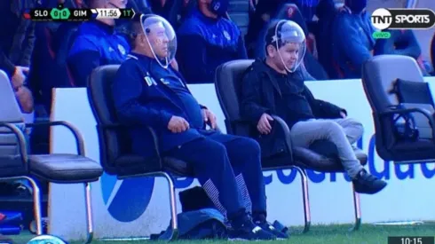 Diego Maradona junto a su hijo en el banco de Gimnasia