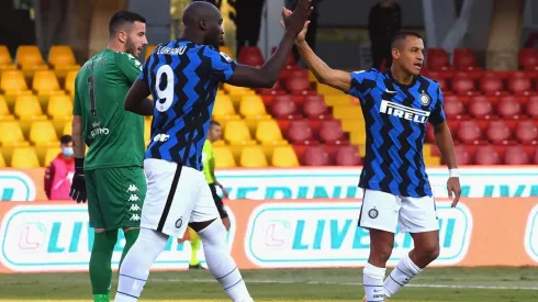 Alexis celebra el gol de Lukaku para el Inter frente al Benevento.