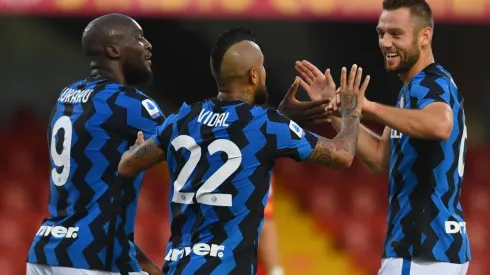 Arturo Vidal festeja junto a sus compañeros