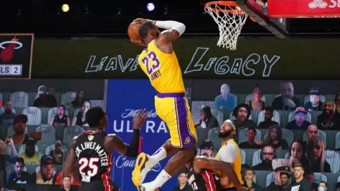 LeBron James jugando ante su ex equipo