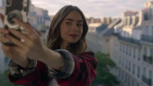 Lilly Collins es la protagonista de la nueva serie de Netflix.