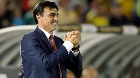 Gustavo Quinteros puede dirigir a Colo Colo apenas llegue al país y acredite un PCR negativo además de una declaración jurada.