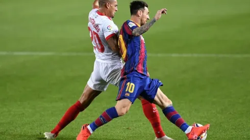 Lionel Messi intenta sacarse la pegajosa marca de Diego Carlos