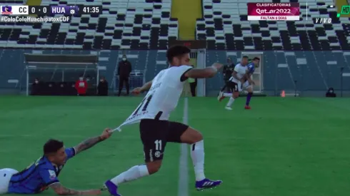 César Valenzuela se ganó amarilla por la forma poco decorosa en que intentó detener un avance de Bolados.