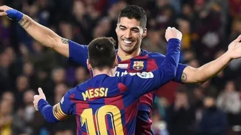 Luis Suárez se abraza con Lionel Messi en el Barcelona