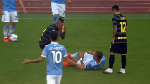 El manotazo de Immobile a Arturo Vidal.