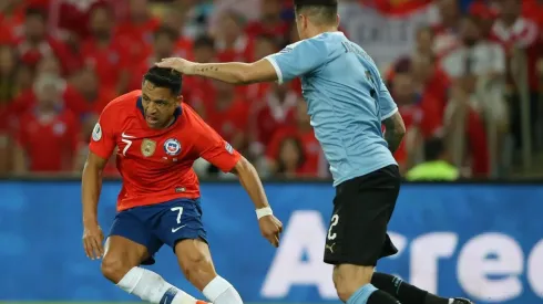 Alexis Sánchez ante Juanma Giménez en la Copa América 2019