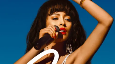 Christian Serranos como Selena en el afiche de la serie de Netflix.
