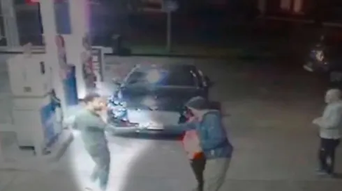 El jugador de Liverpool no dudó en ir en auxilio de un indigente que estaba siendo acosado.