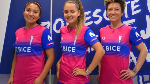 La nueva casaquilla está hecha en base a una tela tricot tejida suave y cómoda, que absorbe el sudor y se seca rápidamente.