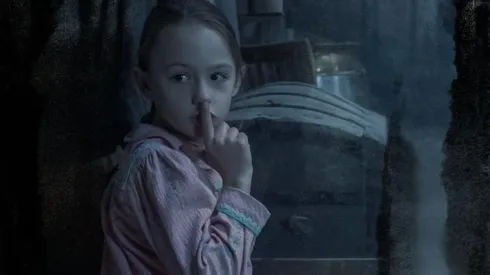 Amelie Bea Smith tiene unos momentos espeluznantes en "La Maldición de Bly Manor".