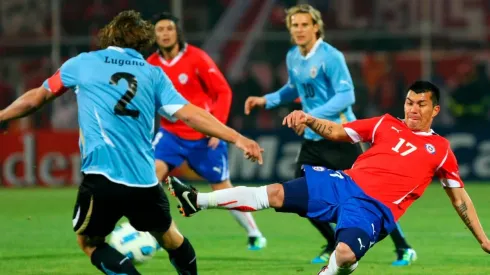 Diego Lugano ante Gary Medel