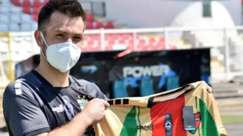 Carlos Villanueva con la camiseta de Palestino