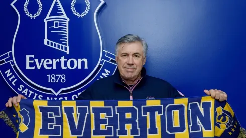 Ancelotti posó con los colores del Everton ruletero
