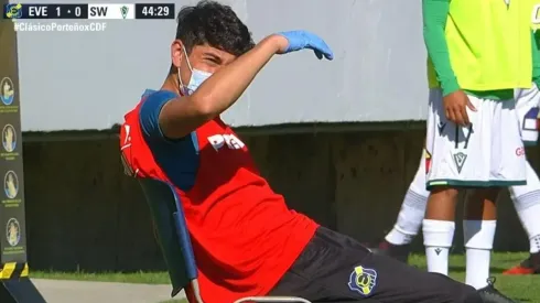 El relajado pasapelotas del Everton-Wanderers, sentado en su silla.