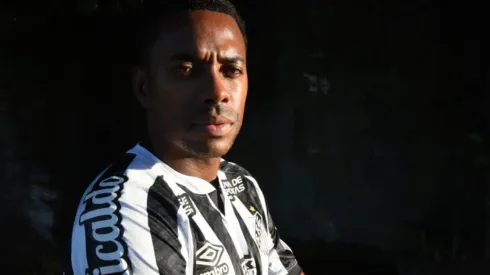 Robinho vuelve a lucir la camiseta de Santos.