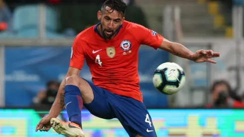Mauricio Isla ya trabaja con la Roja y asoma como titular para el partido ante Colombia.