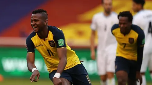 Ecuador goleó a Uruguay y se mete a la pelea.