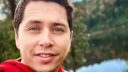 Karol Lucero con el fondo falso de biblioteca.