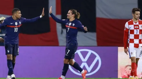 Kylian Mbappé celebra junto a Antoine Griezmann