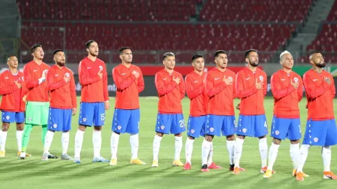 La selección chilena canta el himno antes del partido ante Colombia