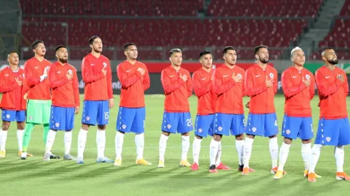 La selección chilena canta el himno anted del encuentro ante Colombia