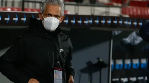 Reinaldo Rueda en la banca de Chile ante Colombia