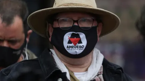 Persona usa mascarilla por el "Apruebo" | Foto: Agencia Uno