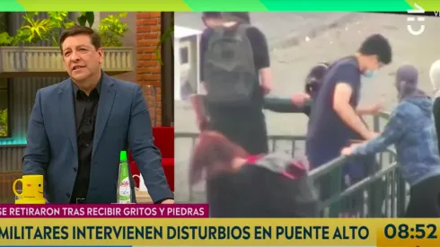 Julio César Rodríguez revisando las imágenes de las protestas en Puente Alto de este miércoles.