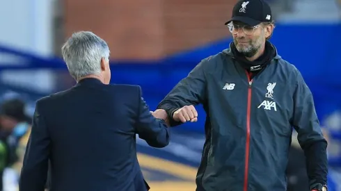 Jürgen Klopp se saluda con Carlo Ancelotti