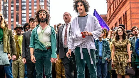 Jeremy Strong y Sacha Baron Cohen en uno de los puntos altos de "El Juicio de los 7 de Chicago".