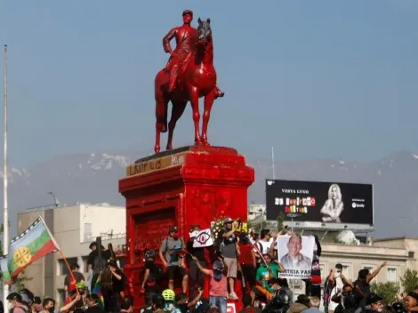 Monumento de Plaza Baquedano es restaurado tras ser pintado de rojo