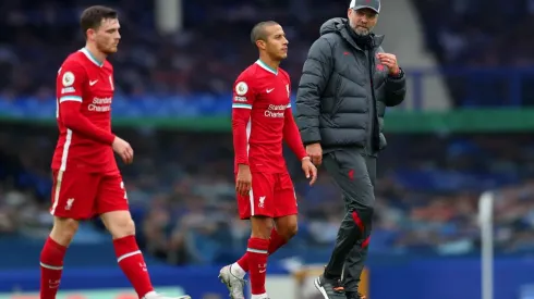 Jürgen Klopp junto a sus jugadores luego del empate ante el Everton