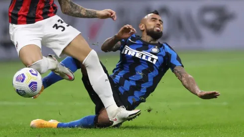 Arturo Vidal no pudo marcar diferencias en la zona medular del encuentro que Inter perdió ante AC Milan en el fútbol italiano