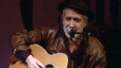 El músico debutó cantando en el primer álbum de la agrupación británica.